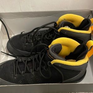 Air Jordan 9 Retro Black/University Gold